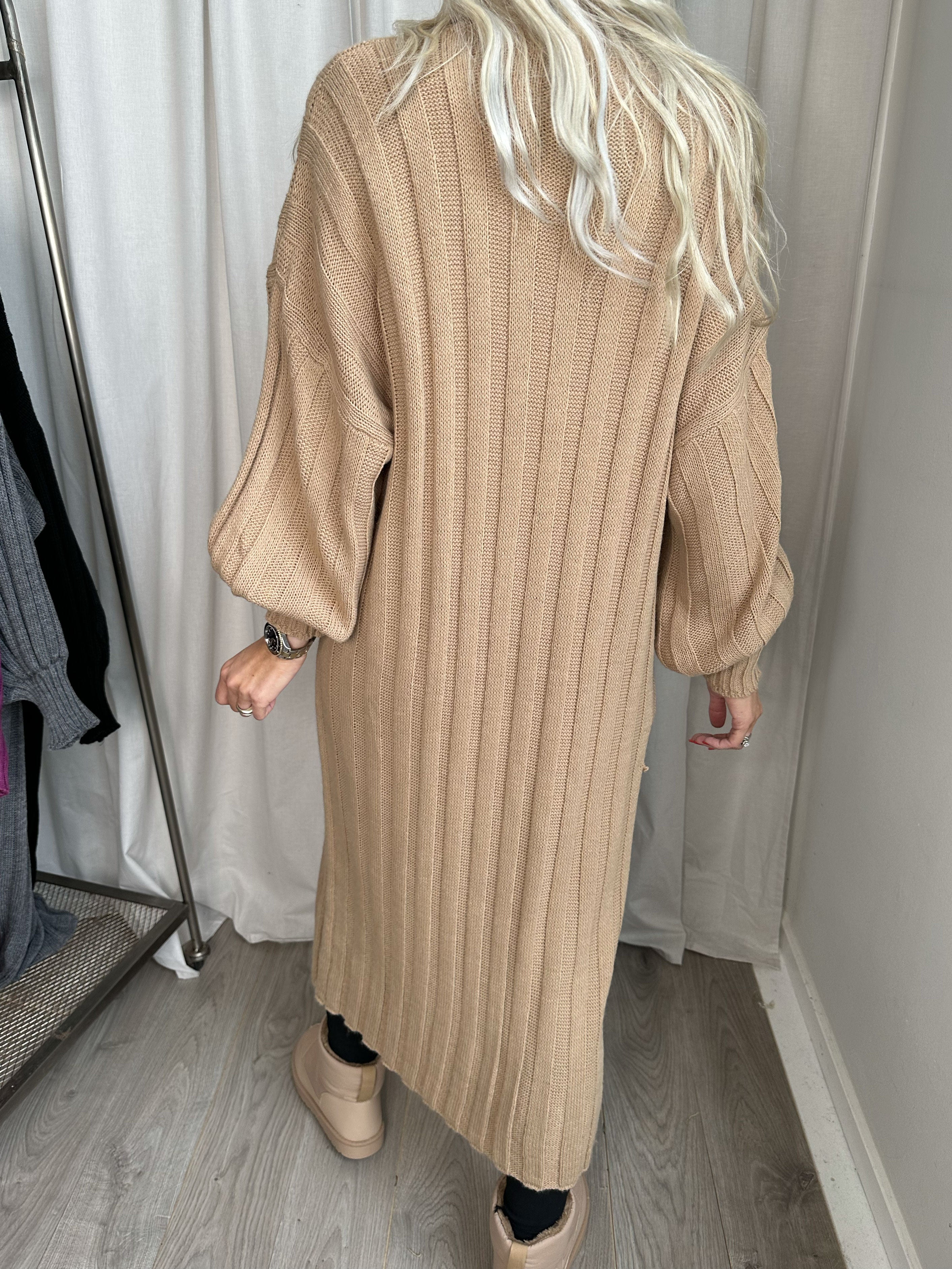 Ava - Lang strikkjole med ballonærmer